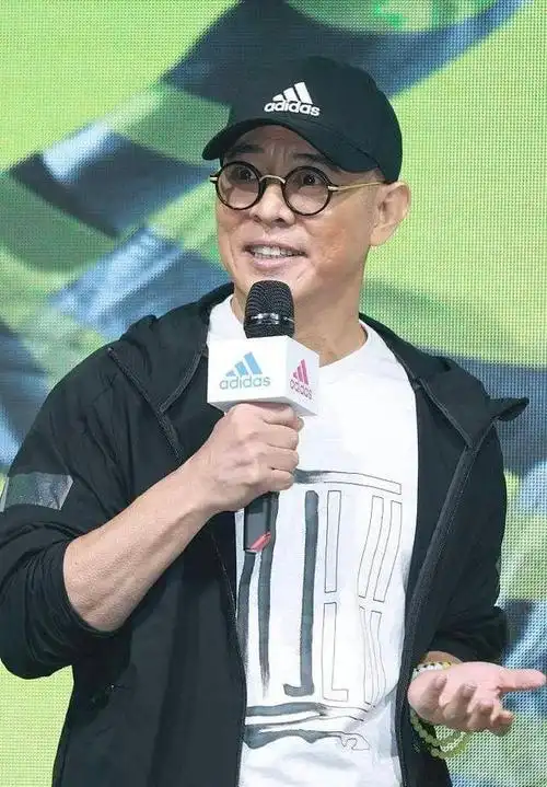 李连杰22岁女儿晒近况!穿吊带裙身材火辣,与网红合照自信满满