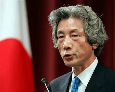 图文日本首相小泉举行新闻发布会