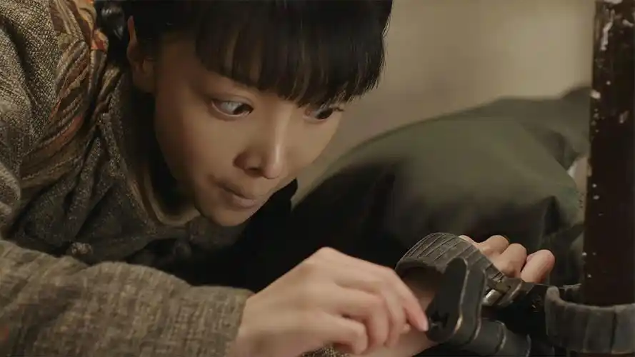 战天狼:村姑看似柔弱,没想到竟是绝世神偷,一根发卡撬开镣铐!