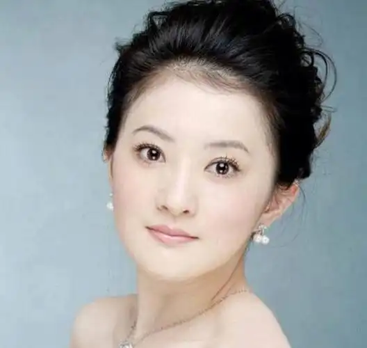 八岁因婉君一角走红的最小的琼女郎金铭