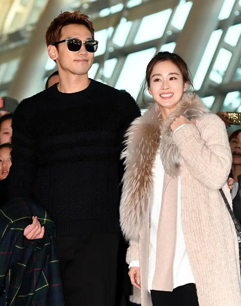 金泰熙牵手老公现身,一袭米色外套太气质,扎高马尾还像女学生