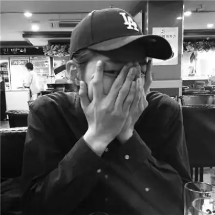 看淡一切的黑白伤感非主流男生头像