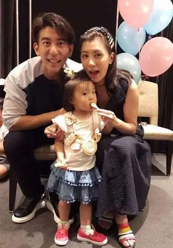 贾静雯修杰楷全家合影 咘咘活泼妹妹哭鼻子-北京时间