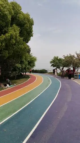 最美人间四月天,不负春光与时行——姐妹同游网红彩虹跑道