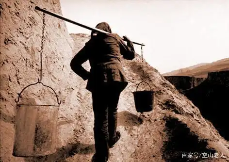 硬朗的抬水老人