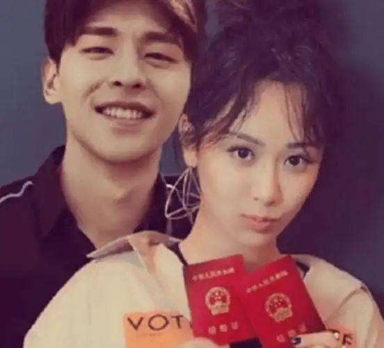 原创吃瓜邓伦时尚先生首封邓伦杨紫私下关系被爆领证