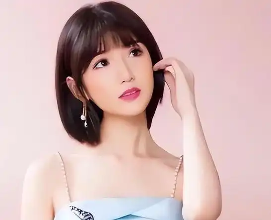 毛晓彤:刚出生就被父亲扔垃圾桶,爆红后被父亲索要5000万赡养费