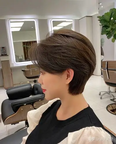 中老年女性发型别瞎剪选这18款就对了洋气利落显年轻