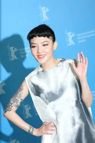 姚晨撞衫范晓萱 同款朗万印花裙谁穿更美?