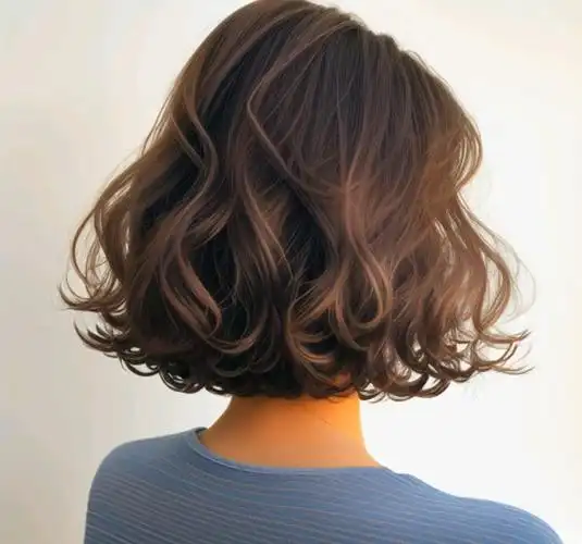 波波头满头烫是一种经典的烫发发型