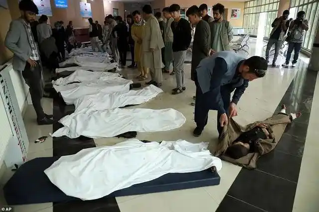 一位父亲,站在女儿的遗体前,和女儿做最后的告别.