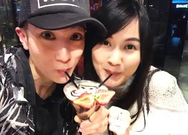 吴尊微博大方晒太太正面照吓到亲朋:以为被偷拍