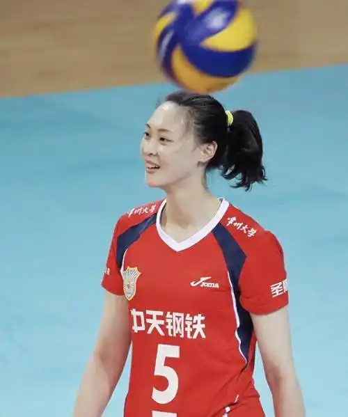 前女排队长惠若琪情人节秀幸福,晒祖孙三代全家福,妈妈白发抢镜_排球