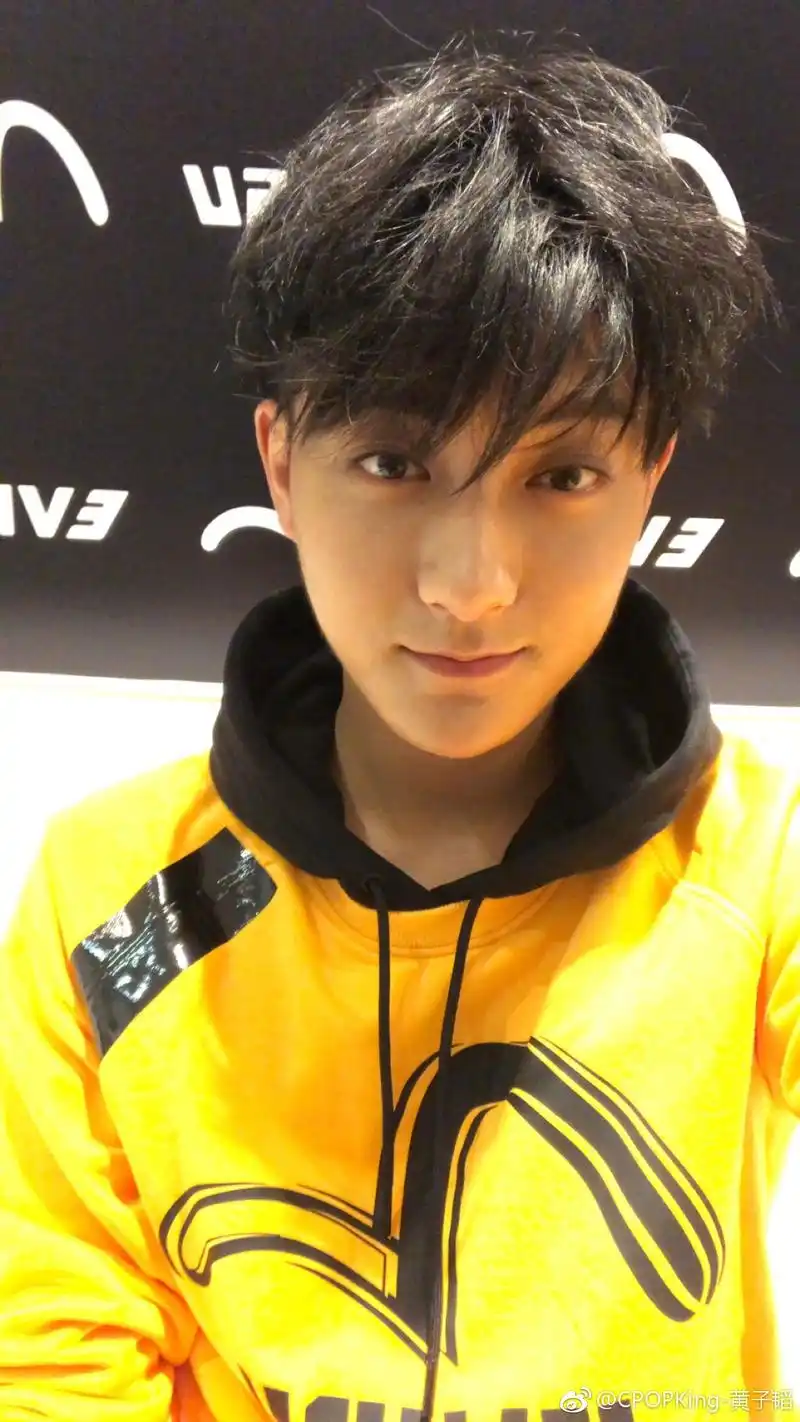 [新闻]180920 黄子韬晒自拍称自己正在蜕变 拒绝粉丝p可爱进化史图