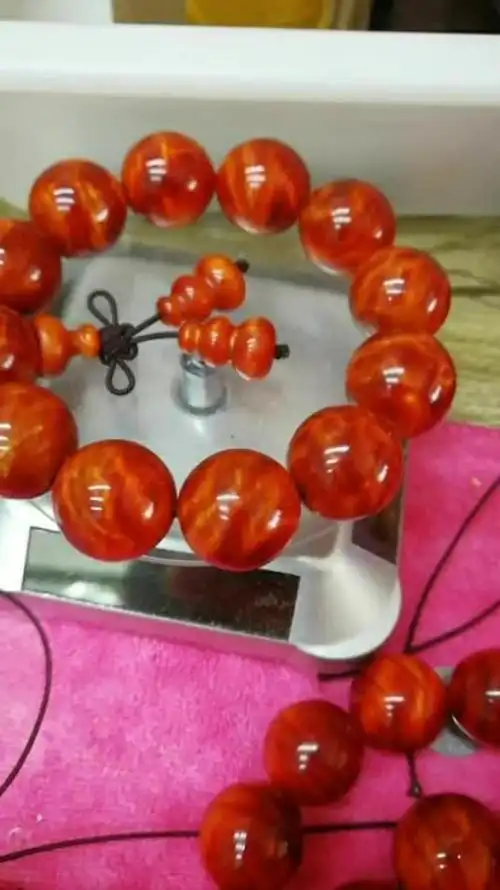 红油琥珀木手串,颗颗饱满圆润,让人爱不释手