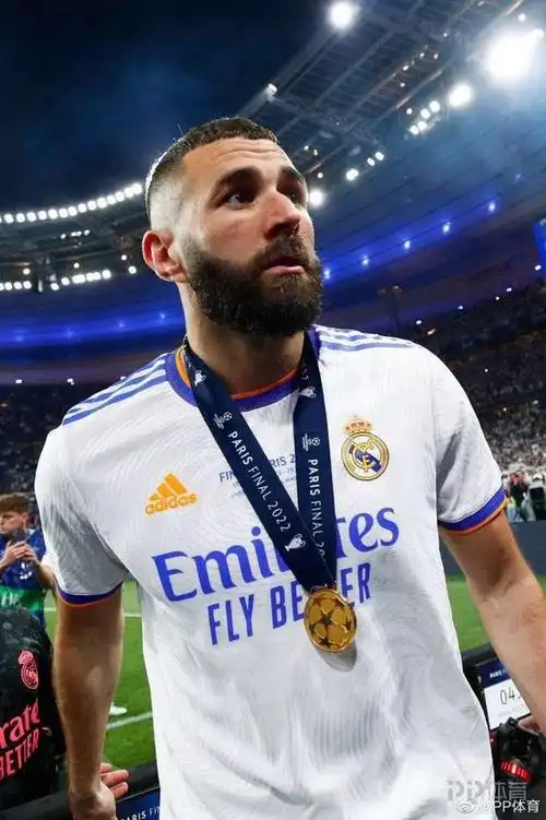 本泽马已被告知获得欧足联最佳球员,将参加今晚颁奖典礼|皇家马德里