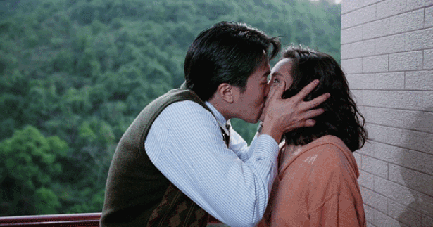 这是1992年的《家有喜事》周星驰和张曼玉的巴黎铁塔式接吻法!