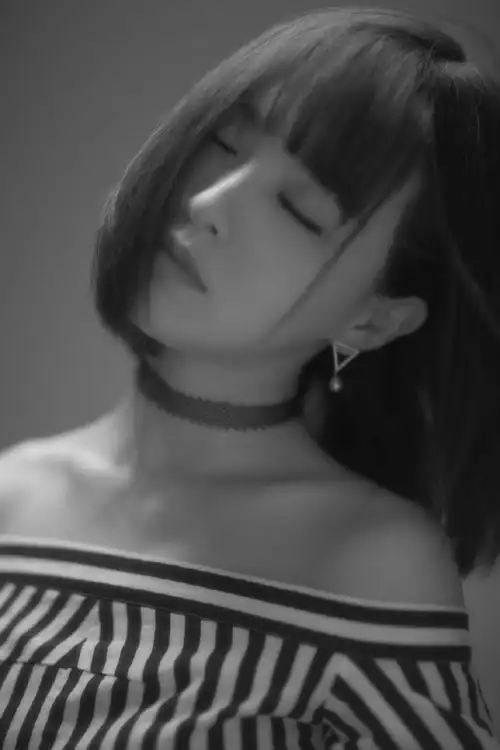 唐嫣短发造型曝光 眼神忧郁尽显朦胧美