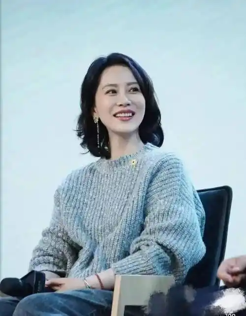 海清留了长发气质立马上来了,穿素色毛衣牛仔裤,整个人更高级!