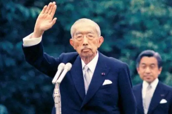 日本战败麦克阿瑟问裕仁天皇你为何不自杀呢天皇说了4个字