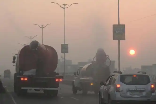 印度多地遭遇雾霾天气__财经头条