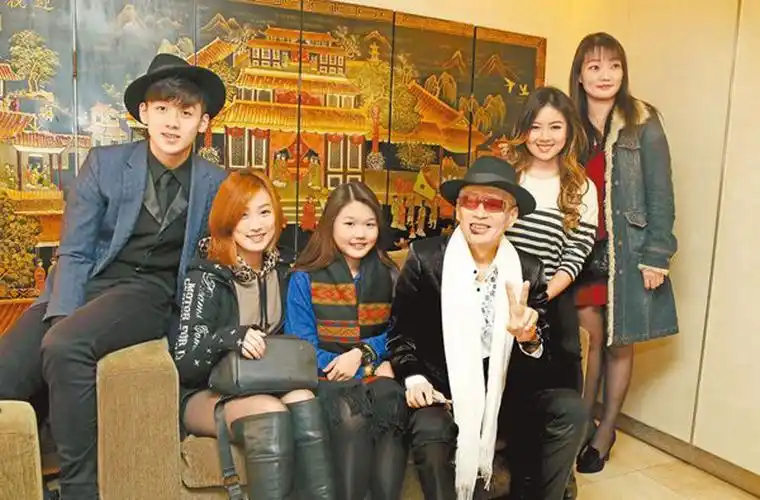 高凌风3任妻子所生小孩齐聚一堂高清大图