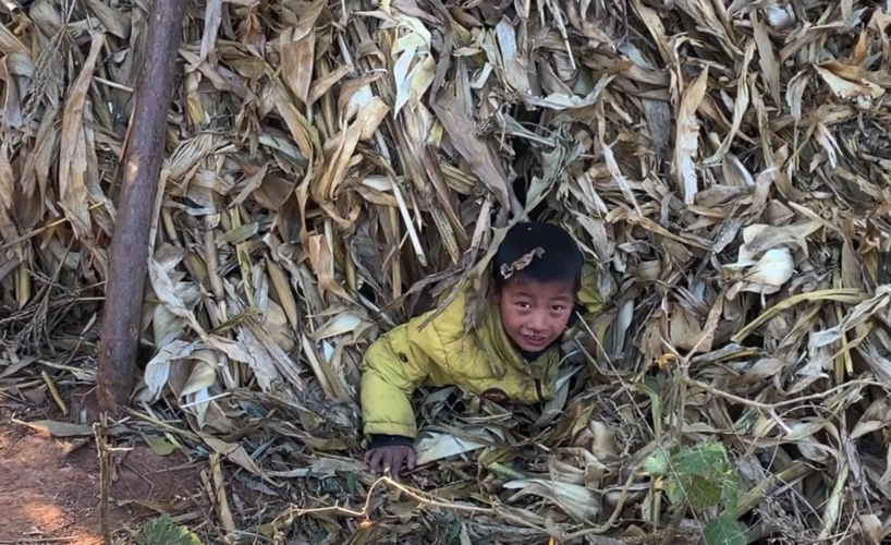 贫困山区无父无母的孩子,从没吃过这样的饭,狼吞虎咽让人心酸