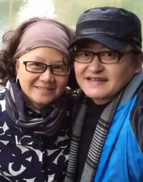 刘欢在家请客,变胖了,妻子卢璐罕见露面,跟丈夫一样福气满满!