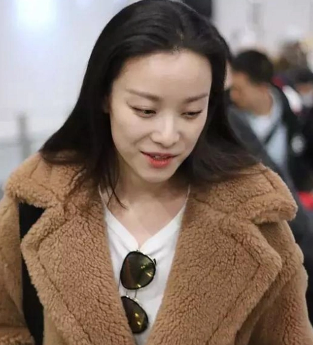 倪妮素颜甜笑上演歪头杀,青筋暴起,发际线后移?网友:还我女神