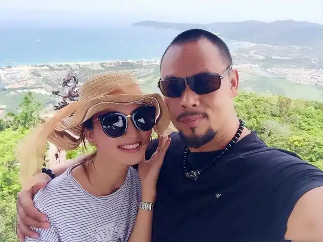 除了事业上的成功,晋松也在娱乐圈找到了属于自己的爱情,她的妻子