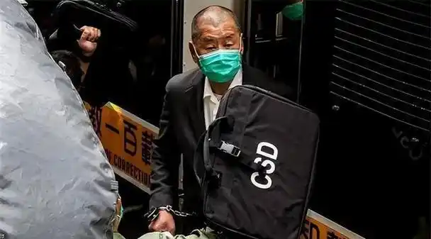 黎智英因公开批评前总理,在大陆已被明确列入不受欢迎的"黑名单"人物.