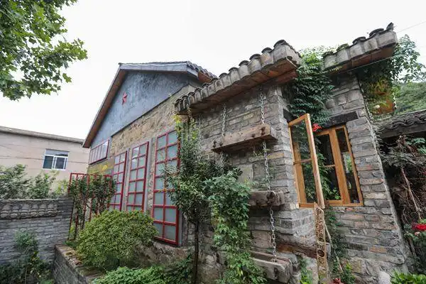 前来游玩的游客,被连云港宿城街道的八间房民宿的原生态美吸引了,有几