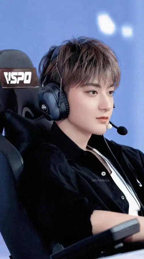 黄子韬直播超霸气回应如何面对校园霸凌!字字有理网赞三观很正