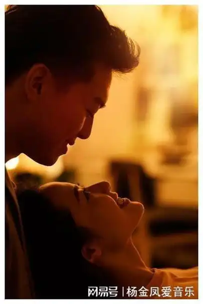 两性发生关系时,女人最喜欢男人亲吻哪里呢?