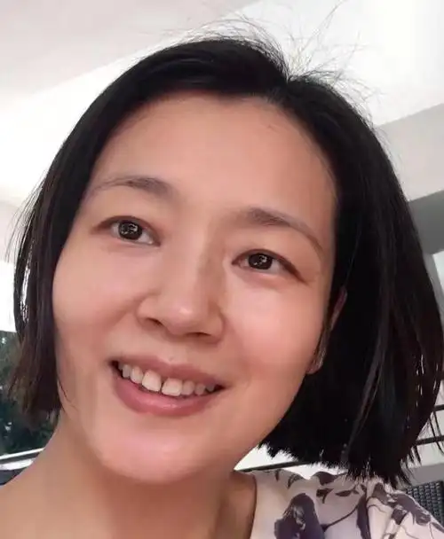 40岁左右的女人,出门再匆忙,尽量化淡妆,掌握这四步就可以了