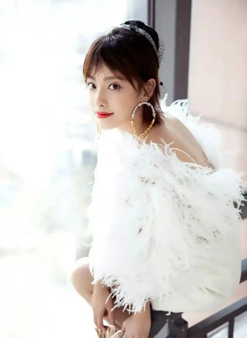 张嘉倪白色毛绒绒连衣裙风情万种气质魅力女人味十足姐姐真漂亮张嘉倪