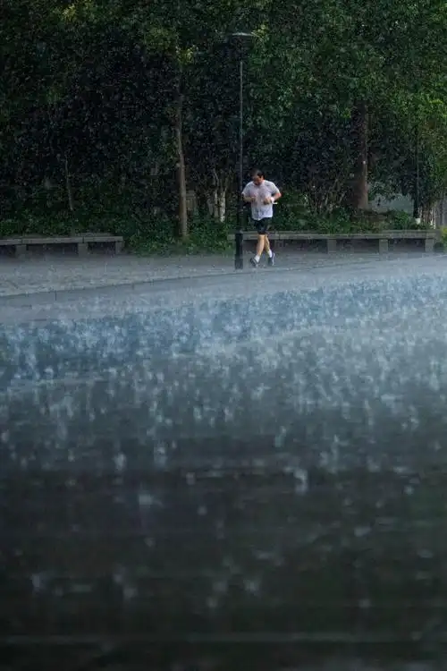 雨中跑步的人