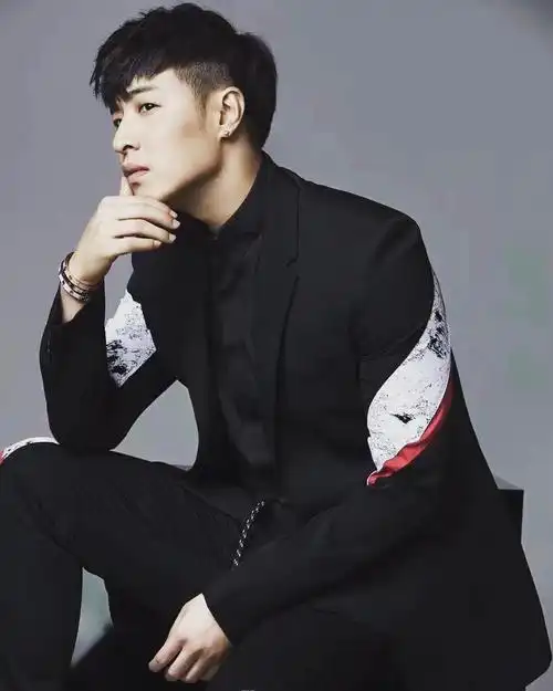 还有潘玮柏生病,bebe十月份只更了一张一个人素颜带着帽子墨镜的着哪