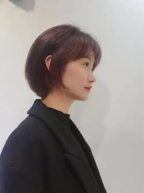 沙发自然卷短发烫染造型