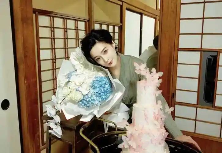 44岁范冰冰生日照:巨型玫瑰吸睛,与妈妈同框像姐妹,戒指抢镜