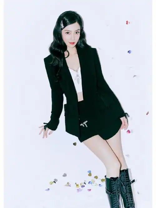 明星穿搭|#angelababy   演绎 self-portrait 秋冬单品,明艳灵动,心动