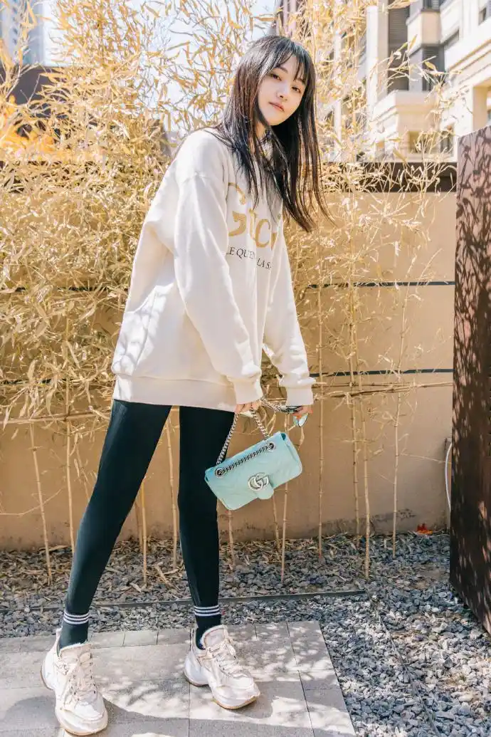 郑爽为证明腿直,拍照时下意识把腿伸长,全身照晒出瞬间让人心动