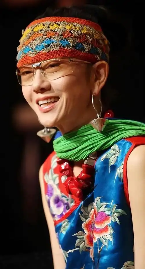 杨丽萍仙气全无指甲也剪了常年吃花瓣水今62岁拄拐杖出行