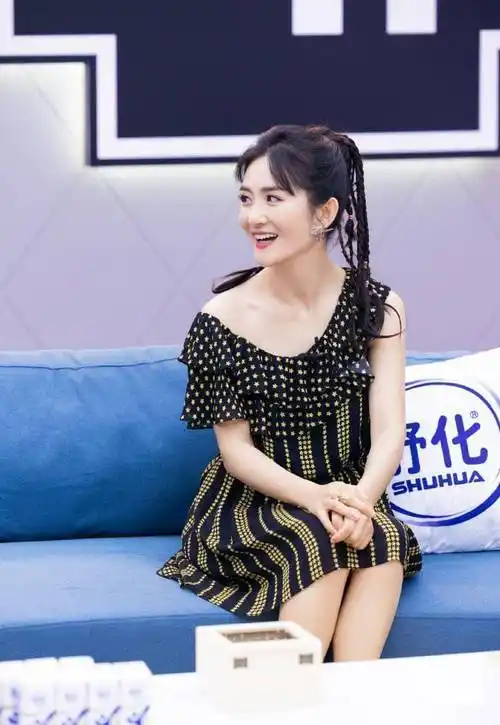 原创坡姐谢娜真敬业节目中大胆穿斜露肩连衣裙杰哥快来管管她