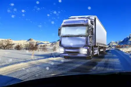 一辆卡车在寒冷的道路上, 象征着货物和运输公司的画面照片