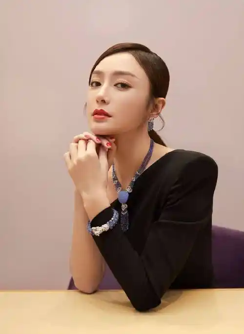 秦岚尝试过很多发型,但据孙老师介绍,低马尾斜刘海最适合他,既能凸显