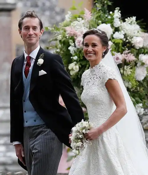 大半个英国皇室都出席了皮帕的婚礼,包括凯特王妃,威廉王子,哈里王子