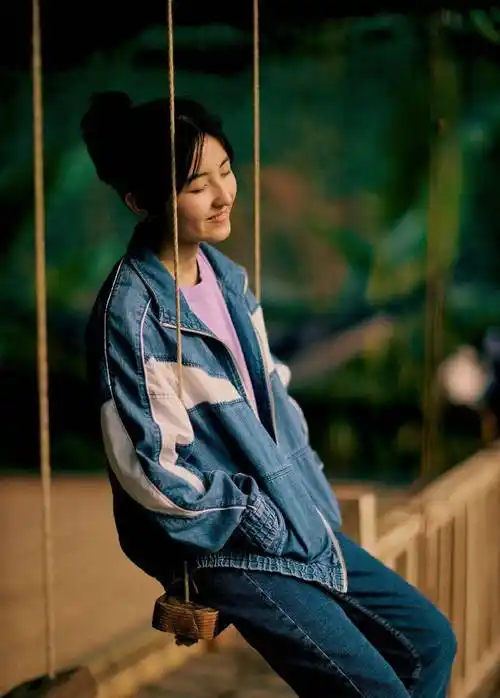 张子枫花海戏耍真可爱,笑起来很治愈,复古清新感都要溢出屏幕了_妹妹