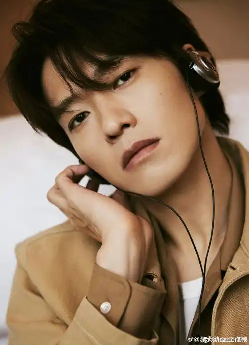 现在也依然少年气息满满(图三)加了更多帅气#求魏大勋开粉丝见面会