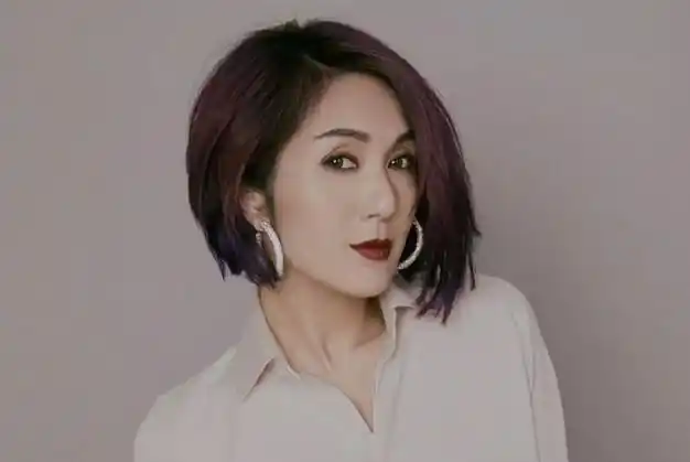 时光留痕杨千嬅亮相湛江鲜艳紫发披肩被嘲老态尽显